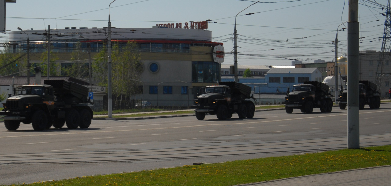 Праздничное майское утро в торжественном здании-шлеме Тульского музея оружия. Тульский Государственный Музей Оружия