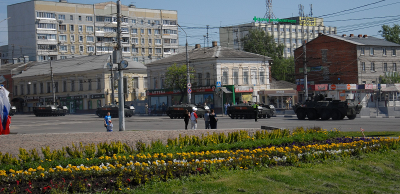 Праздничное майское утро в торжественном здании-шлеме Тульского музея оружия. Тульский Государственный Музей Оружия