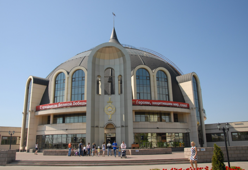 Праздничное майское утро в торжественном здании-шлеме Тульского музея оружия. Тульский Государственный Музей Оружия