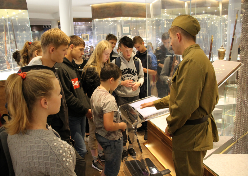 Сегодня Тульский музей оружия встречал детей из семей, пострадавших от наводнения в Иркутской области. Тульский Государственный Музей Оружия