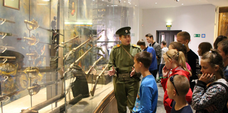 Сегодня Тульский музей оружия встречал детей из семей, пострадавших от наводнения в Иркутской области. Тульский Государственный Музей Оружия