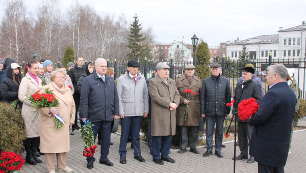 В Тульском музее оружия на Аллее Славы знаменитых оружейников Тулы состоялась торжественная церемония возложения цветов к бюсту Николая Александровича Макаровца Тульский Государственный Музей Оружия