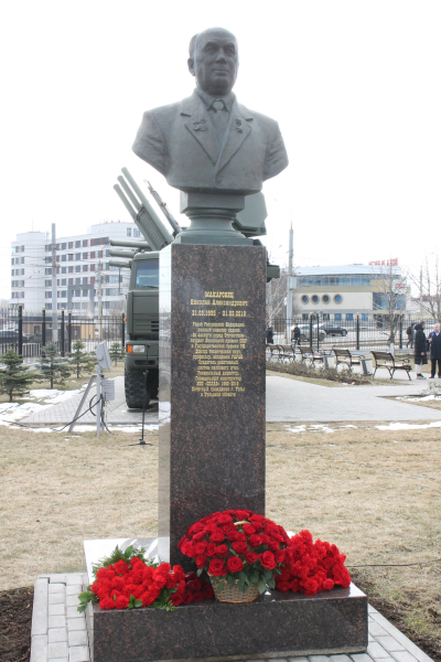 В Тульском музее оружия на Аллее Славы знаменитых оружейников Тулы состоялась торжественная церемония возложения цветов к бюсту Николая Александровича Макаровца Тульский Государственный Музей Оружия