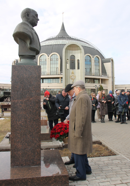 В Тульском музее оружия на Аллее Славы знаменитых оружейников Тулы состоялась торжественная церемония возложения цветов к бюсту Николая Александровича Макаровца Тульский Государственный Музей Оружия