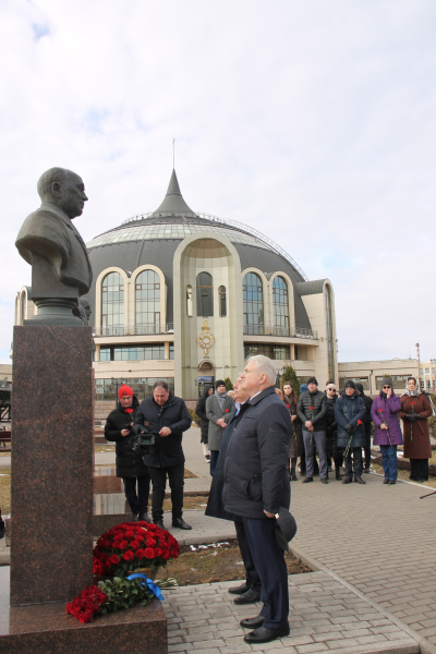 В Тульском музее оружия на Аллее Славы знаменитых оружейников Тулы состоялась торжественная церемония возложения цветов к бюсту Николая Александровича Макаровца Тульский Государственный Музей Оружия