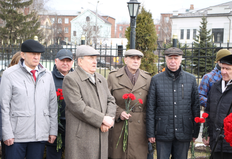 В Тульском музее оружия на Аллее Славы знаменитых оружейников Тулы состоялась торжественная церемония возложения цветов к бюсту Николая Александровича Макаровца Тульский Государственный Музей Оружия