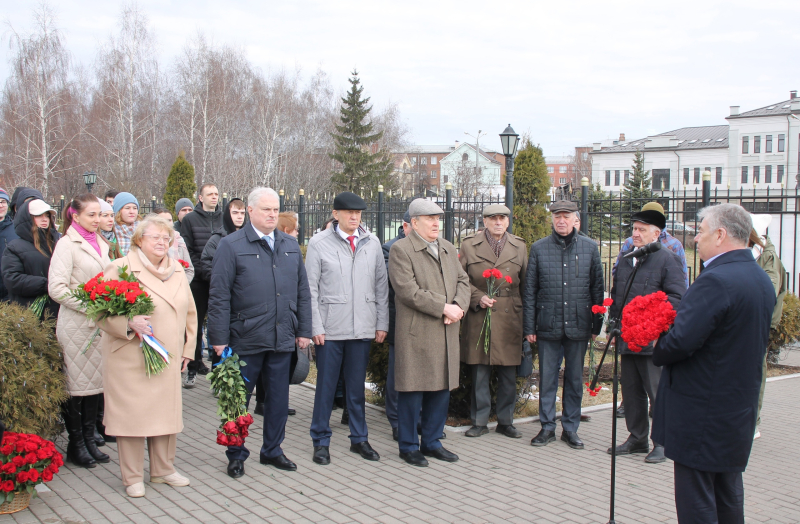 В Тульском музее оружия на Аллее Славы знаменитых оружейников Тулы состоялась торжественная церемония возложения цветов к бюсту Николая Александровича Макаровца Тульский Государственный Музей Оружия