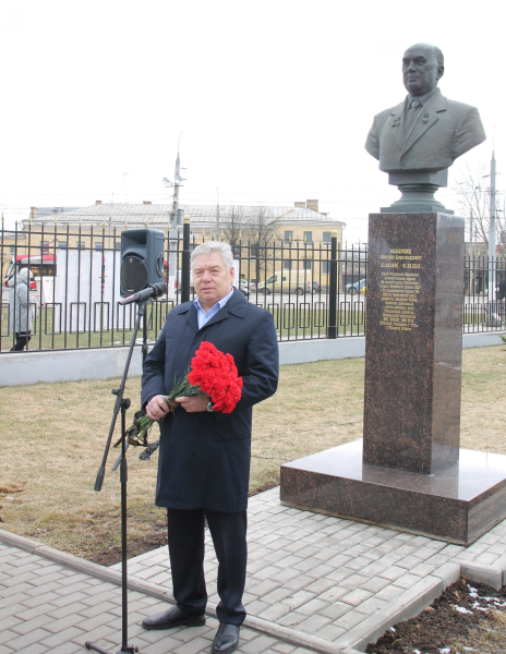 В Тульском музее оружия на Аллее Славы знаменитых оружейников Тулы состоялась торжественная церемония возложения цветов к бюсту Николая Александровича Макаровца Тульский Государственный Музей Оружия