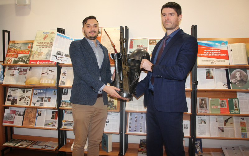 Экспозиция выставки «Защитники Отечества» пополнилась новым экспонатом – скульптурной композицией, поступившей из зоны проведения специальной военной операции! Тульский Государственный Музей Оружия