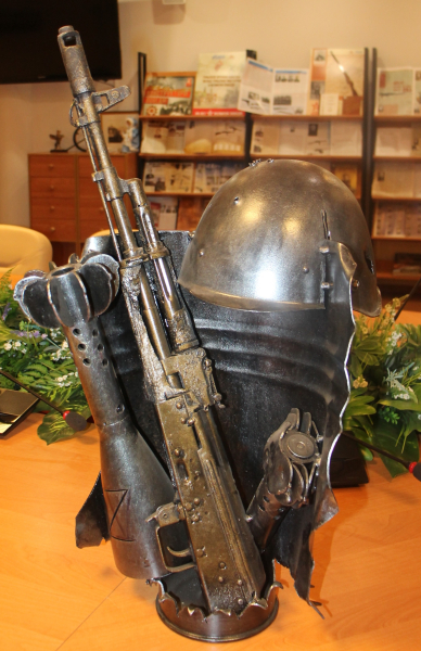 Экспозиция выставки «Защитники Отечества» пополнилась новым экспонатом – скульптурной композицией, поступившей из зоны проведения специальной военной операции! Тульский Государственный Музей Оружия