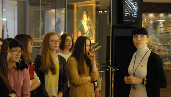 На новой постоянной экспозиции юные экскурсоводы Тульский Государственный Музей Оружия