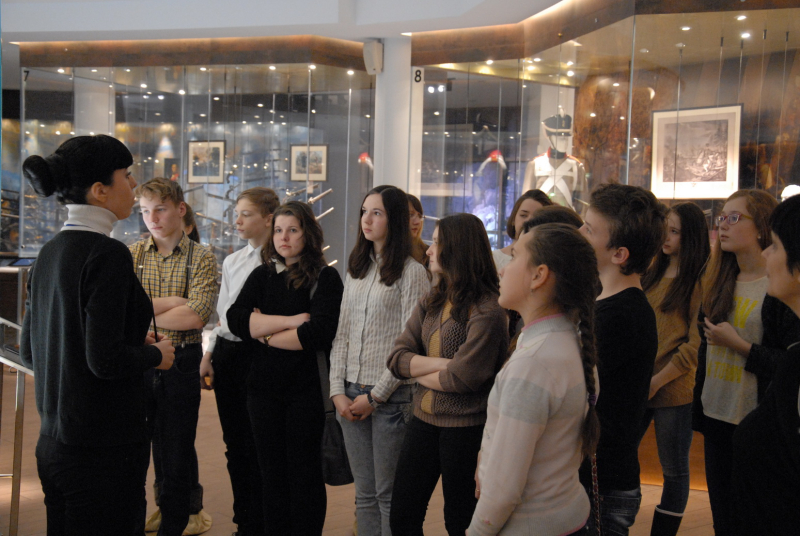 На новой постоянной экспозиции юные экскурсоводы Тульский Государственный Музей Оружия