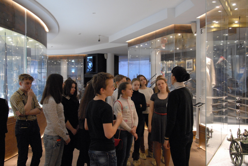 На новой постоянной экспозиции юные экскурсоводы Тульский Государственный Музей Оружия