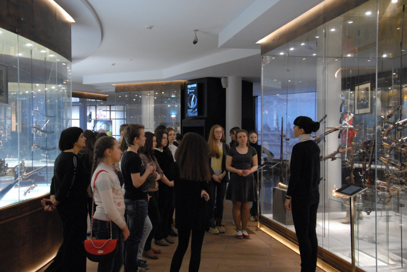 На новой постоянной экспозиции юные экскурсоводы Тульский Государственный Музей Оружия