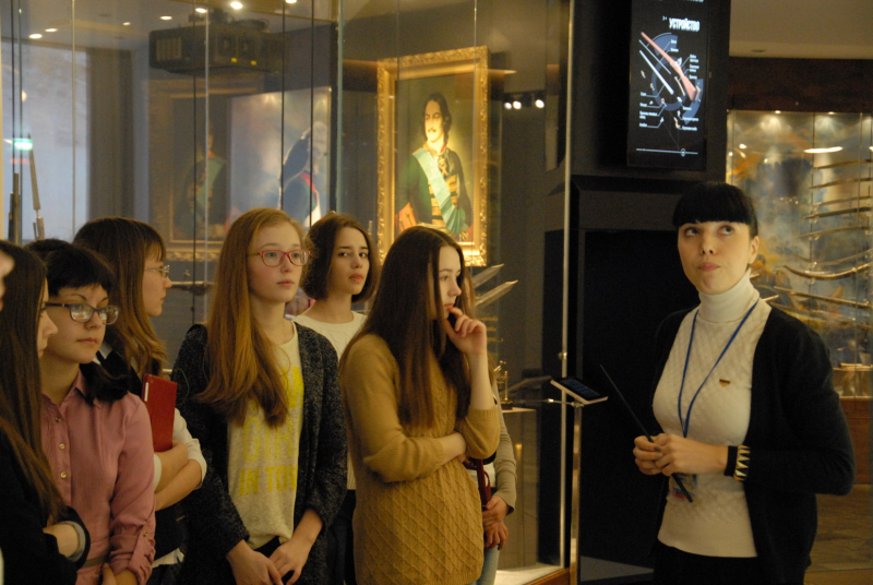 На новой постоянной экспозиции юные экскурсоводы Тульский Государственный Музей Оружия