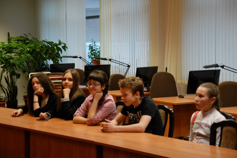 На новой постоянной экспозиции юные экскурсоводы Тульский Государственный Музей Оружия