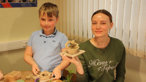 В Международный женский день в музее оружия посетители музея делятся весенним вдохновением на творческих мастер-классах школы тульских мастеров! Тульский Государственный Музей Оружия