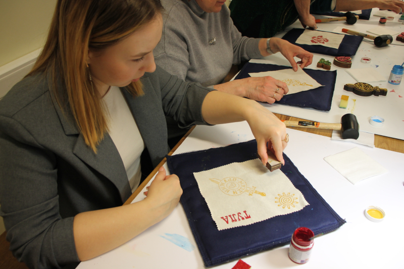 В Международный женский день в музее оружия посетители музея делятся весенним вдохновением на творческих мастер-классах школы тульских мастеров! Тульский Государственный Музей Оружия