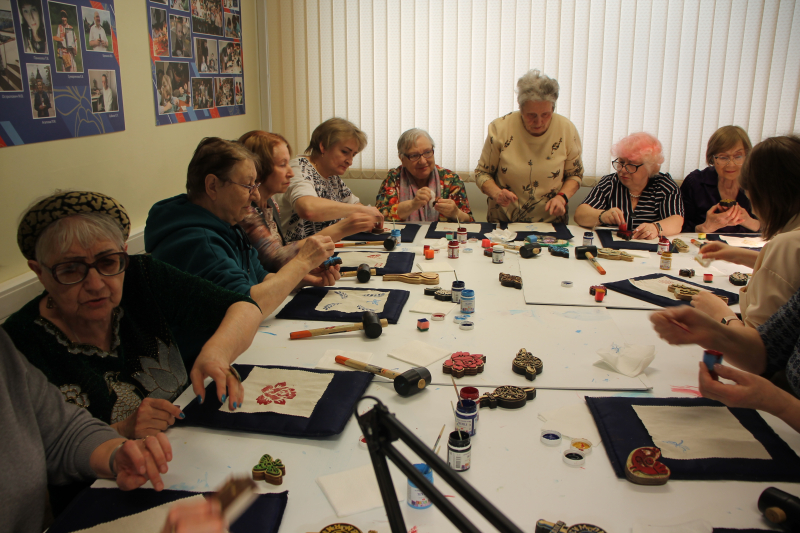 В Международный женский день в музее оружия посетители музея делятся весенним вдохновением на творческих мастер-классах школы тульских мастеров! Тульский Государственный Музей Оружия