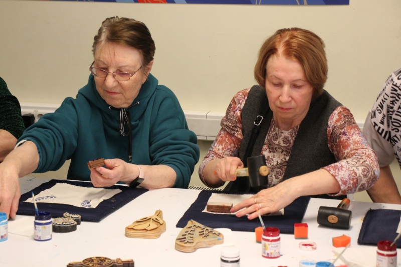 В Международный женский день в музее оружия посетители музея делятся весенним вдохновением на творческих мастер-классах школы тульских мастеров! Тульский Государственный Музей Оружия