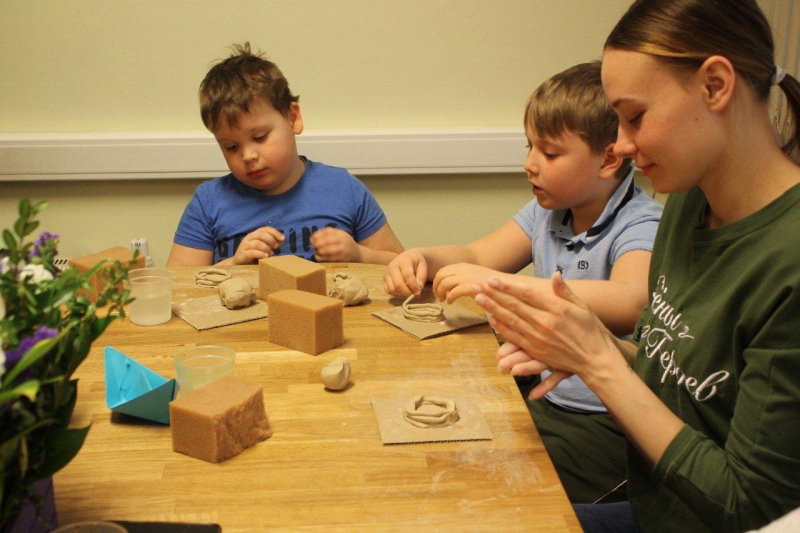 В Международный женский день в музее оружия посетители музея делятся весенним вдохновением на творческих мастер-классах школы тульских мастеров! Тульский Государственный Музей Оружия