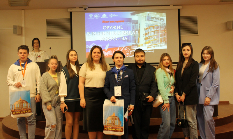 Сегодня в интеллектуальной битве «Оружие в различных видах искусства» сошлись команды «Молодежная избирательная комиссия», «Навигаторы детства», «Комсомол» и «Защитник». Тульский Государственный Музей Оружия