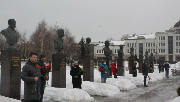 На территории Тульского музея оружия состоялась торжественное возложение цветов на Аллее Славы знаменитых оружейников. Тульский Государственный Музей Оружия