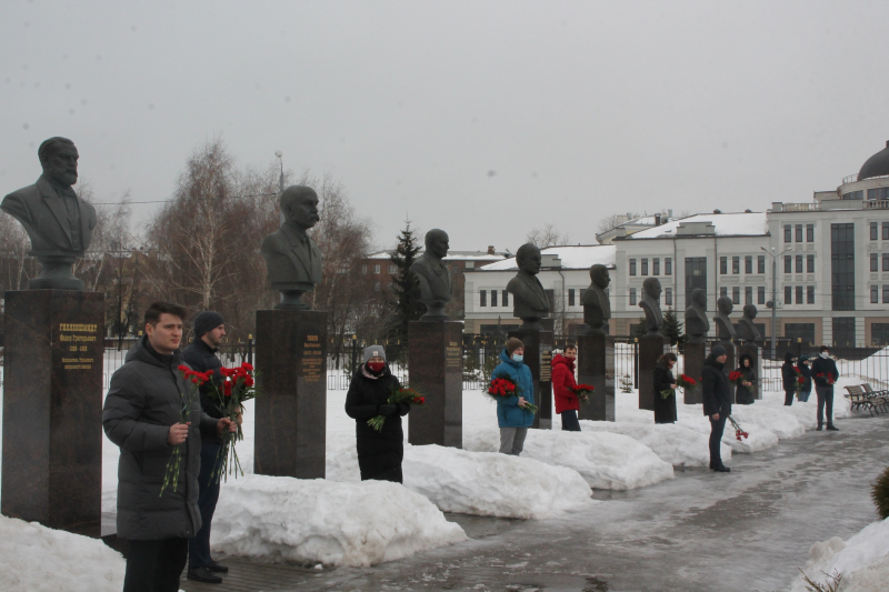 На территории Тульского музея оружия состоялась торжественное возложение цветов на Аллее Славы знаменитых оружейников. Тульский Государственный Музей Оружия
