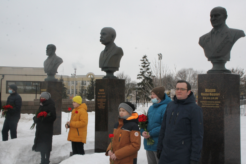 На территории Тульского музея оружия состоялась торжественное возложение цветов на Аллее Славы знаменитых оружейников. Тульский Государственный Музей Оружия