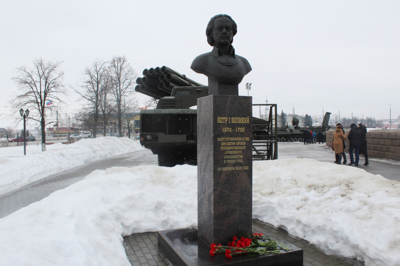 На территории Тульского музея оружия состоялась торжественное возложение цветов на Аллее Славы знаменитых оружейников. Тульский Государственный Музей Оружия