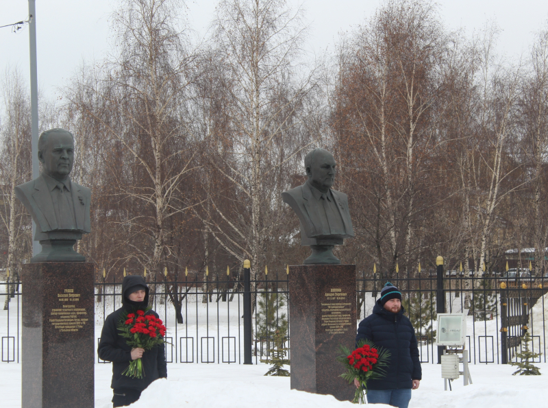 На территории Тульского музея оружия состоялась торжественное возложение цветов на Аллее Славы знаменитых оружейников. Тульский Государственный Музей Оружия