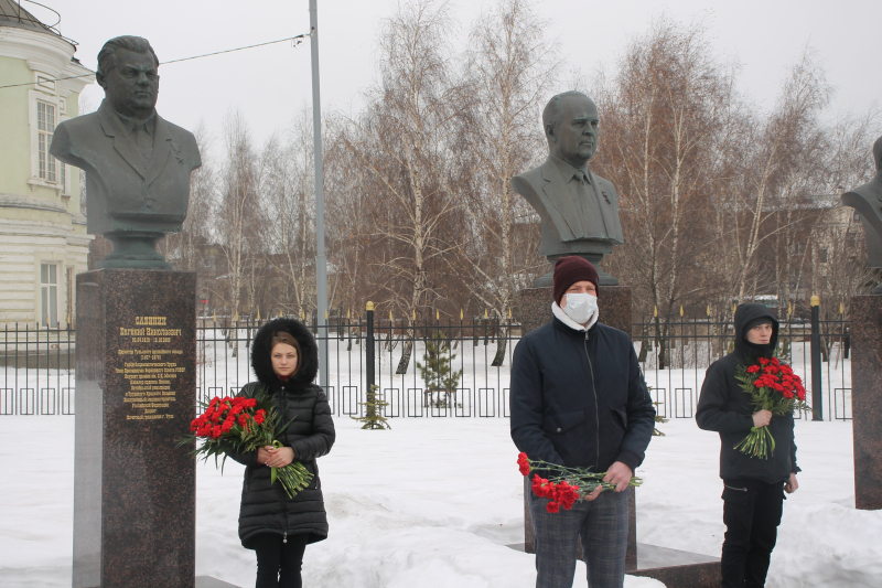 На территории Тульского музея оружия состоялась торжественное возложение цветов на Аллее Славы знаменитых оружейников. Тульский Государственный Музей Оружия