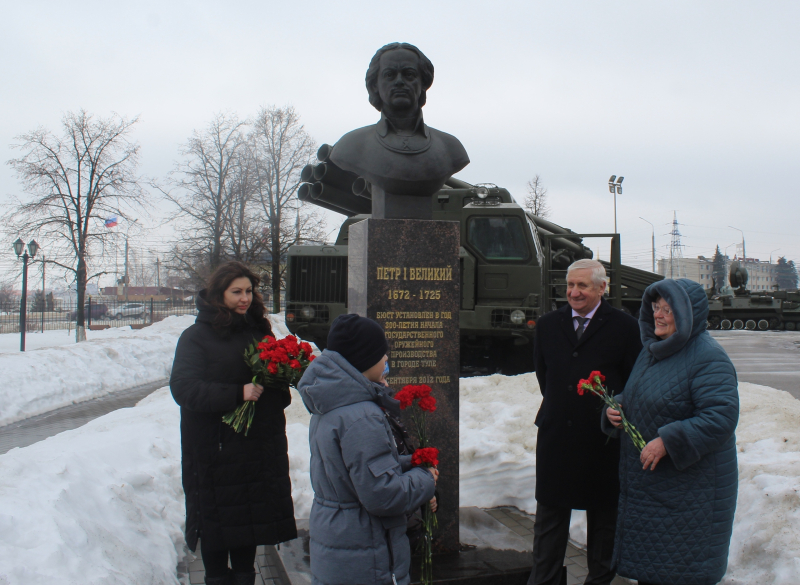На территории Тульского музея оружия состоялась торжественное возложение цветов на Аллее Славы знаменитых оружейников. Тульский Государственный Музей Оружия