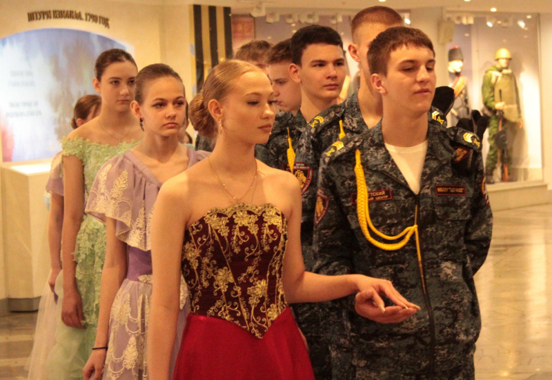 Ярким праздником стал выпускной бал Кадетского Центра имени генерала И.В. Болдина в Зале Славы российского оружия Тульского музея оружия Тульский Государственный Музей Оружия