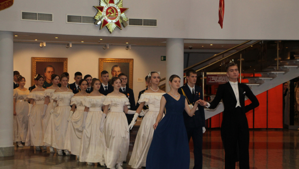 Ярким и незабываемым праздником под сводами здания-шлема Тульского музея оружия стал Кадетский бал «Отчизны верные сыны» Тульский Государственный Музей Оружия