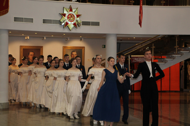 Ярким и незабываемым праздником под сводами здания-шлема Тульского музея оружия стал Кадетский бал «Отчизны верные сыны» Тульский Государственный Музей Оружия