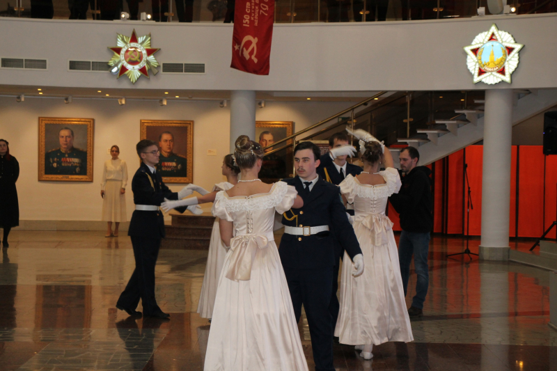 Ярким и незабываемым праздником под сводами здания-шлема Тульского музея оружия стал Кадетский бал «Отчизны верные сыны» Тульский Государственный Музей Оружия