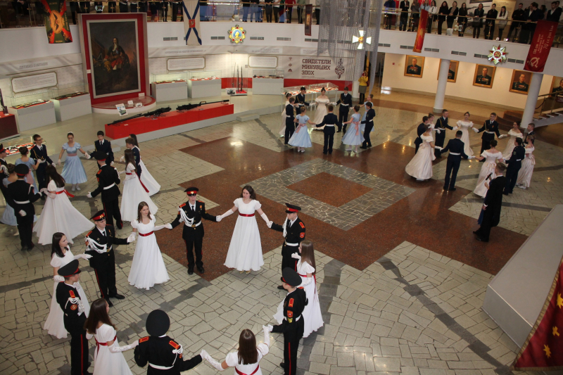 Ярким и незабываемым праздником под сводами здания-шлема Тульского музея оружия стал Кадетский бал «Отчизны верные сыны» Тульский Государственный Музей Оружия