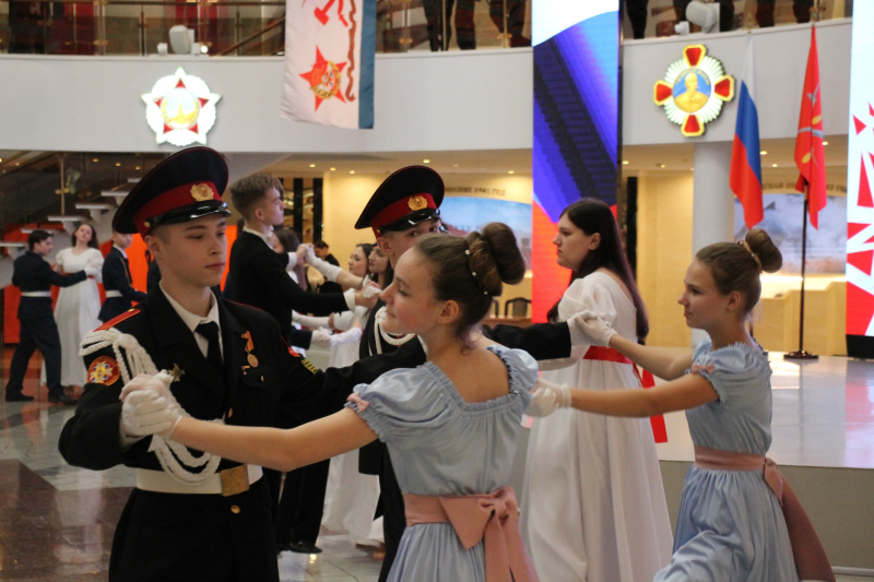 Ярким и незабываемым праздником под сводами здания-шлема Тульского музея оружия стал Кадетский бал «Отчизны верные сыны» Тульский Государственный Музей Оружия