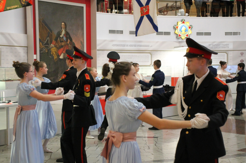 Ярким и незабываемым праздником под сводами здания-шлема Тульского музея оружия стал Кадетский бал «Отчизны верные сыны» Тульский Государственный Музей Оружия