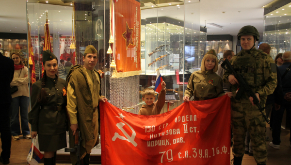 В День Победы посетители музея участвуют в патриотической акции «Под знаменем Победы», пишут письма «Zащитникам Отечества» Тульский Государственный Музей Оружия