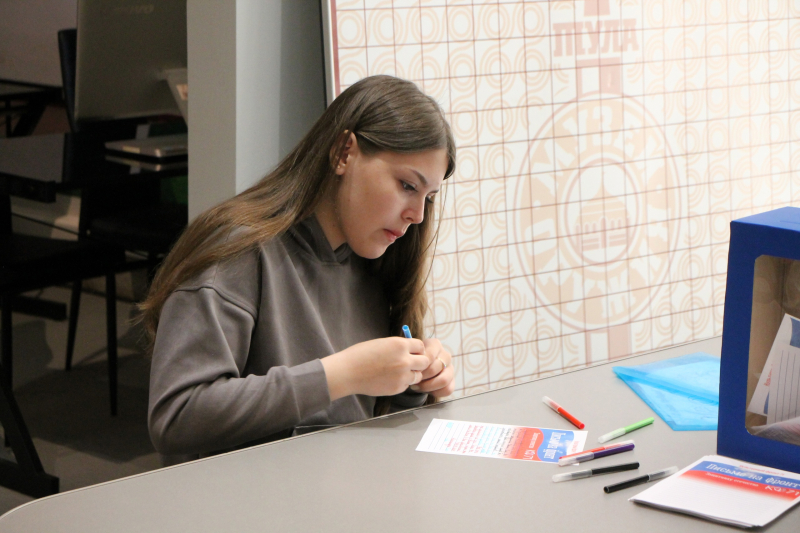 В День Победы посетители музея участвуют в патриотической акции «Под знаменем Победы», пишут письма «Zащитникам Отечества» Тульский Государственный Музей Оружия