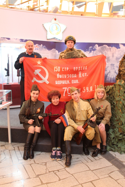 В День Победы посетители музея участвуют в патриотической акции «Под знаменем Победы», пишут письма «Zащитникам Отечества» Тульский Государственный Музей Оружия