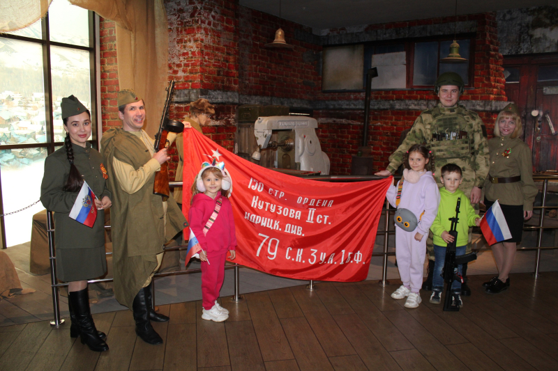 В День Победы посетители музея участвуют в патриотической акции «Под знаменем Победы», пишут письма «Zащитникам Отечества» Тульский Государственный Музей Оружия