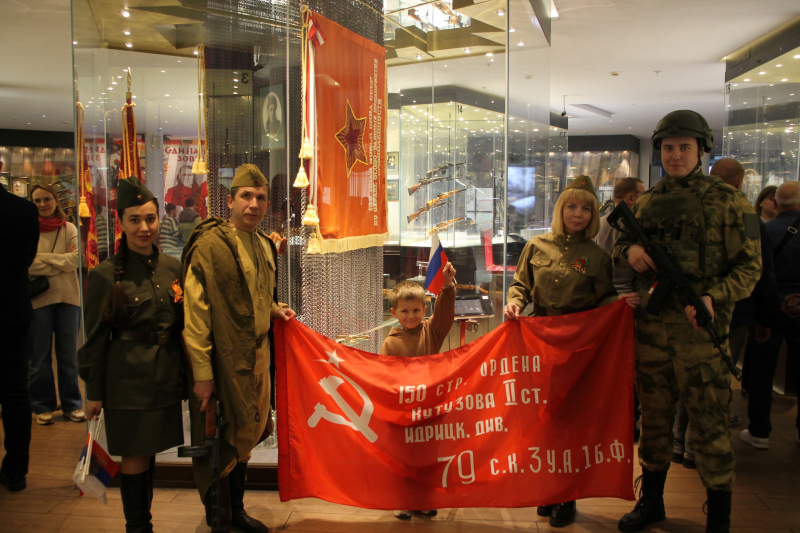 В День Победы посетители музея участвуют в патриотической акции «Под знаменем Победы», пишут письма «Zащитникам Отечества» Тульский Государственный Музей Оружия