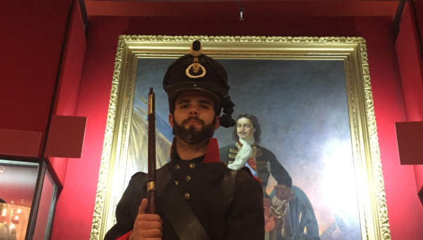 Почувствуйте ауру победоносных сражений и поединков, сфотографировавшись в мундирах 1812 г. на уникальной выставке музея оружия «Честь мундира»! Тульский Государственный Музей Оружия
