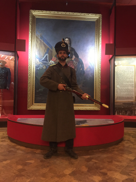Почувствуйте ауру победоносных сражений и поединков, сфотографировавшись в мундирах 1812 г. на уникальной выставке музея оружия «Честь мундира»! Тульский Государственный Музей Оружия