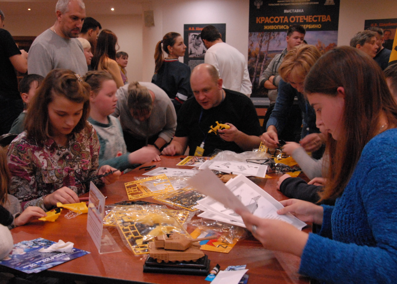 «Искусство без границ»: на ремесленной площадке школы тульских мастеров - праздничные мастер-классы известных тульских оружейников! Тульский Государственный Музей Оружия