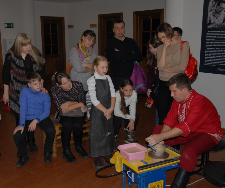 «Искусство без границ»: на ремесленной площадке школы тульских мастеров - праздничные мастер-классы известных тульских оружейников! Тульский Государственный Музей Оружия