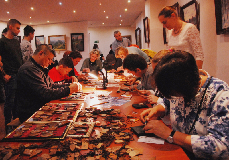 «Искусство без границ»: на ремесленной площадке школы тульских мастеров - праздничные мастер-классы известных тульских оружейников! Тульский Государственный Музей Оружия